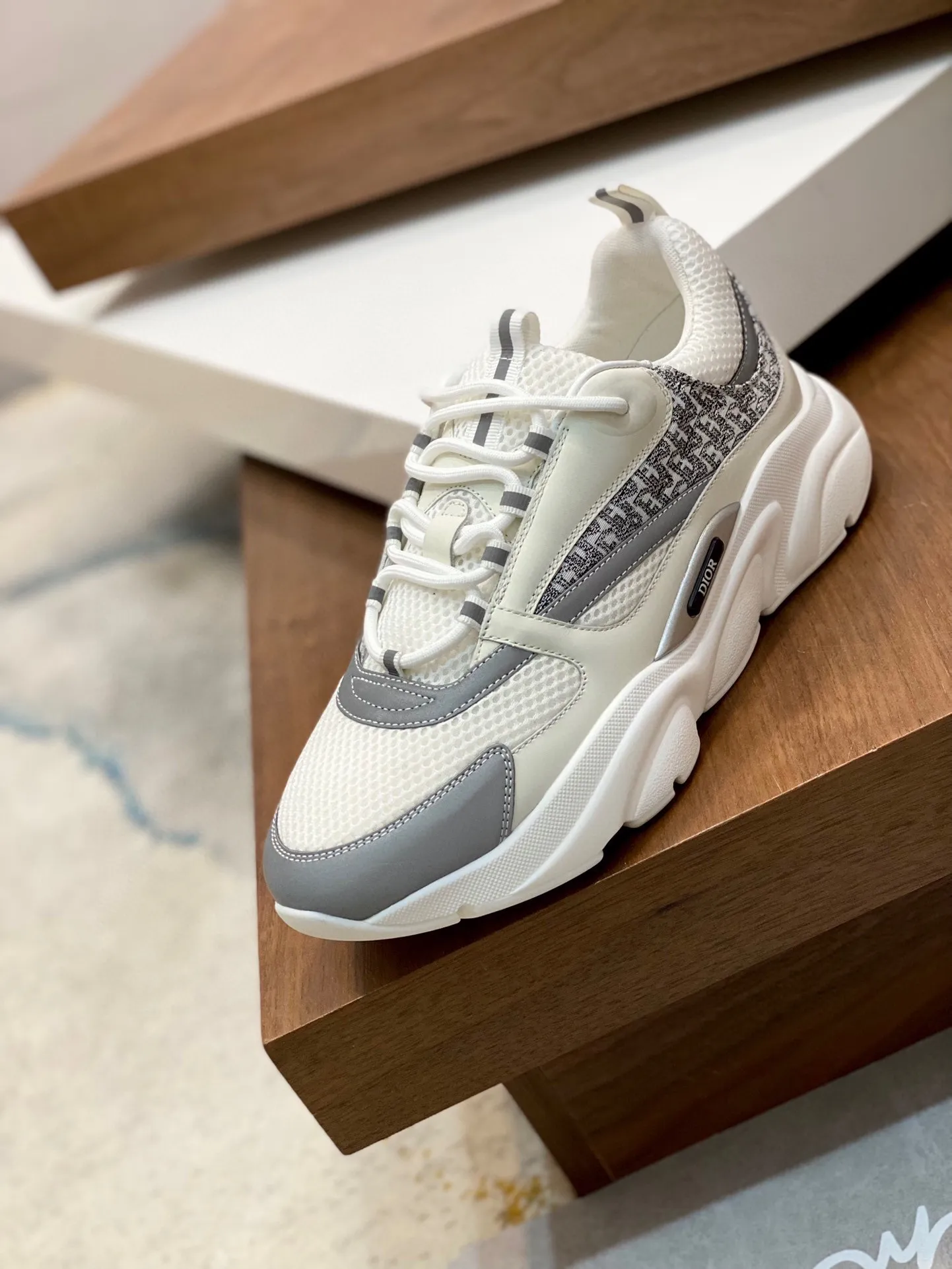 Factory price: 500💰 Dior B22 men's jogging fashion sneakers. This item draws inspiration from retro jogging shoes. It adopts a thick low-top design, with an upper made of leather and mesh fabric, and a black and white engraved rubber sole. The side is decorated with an embossed "Di~r" logo. Code number: 38-45 (38, 45, 46 can be customized)